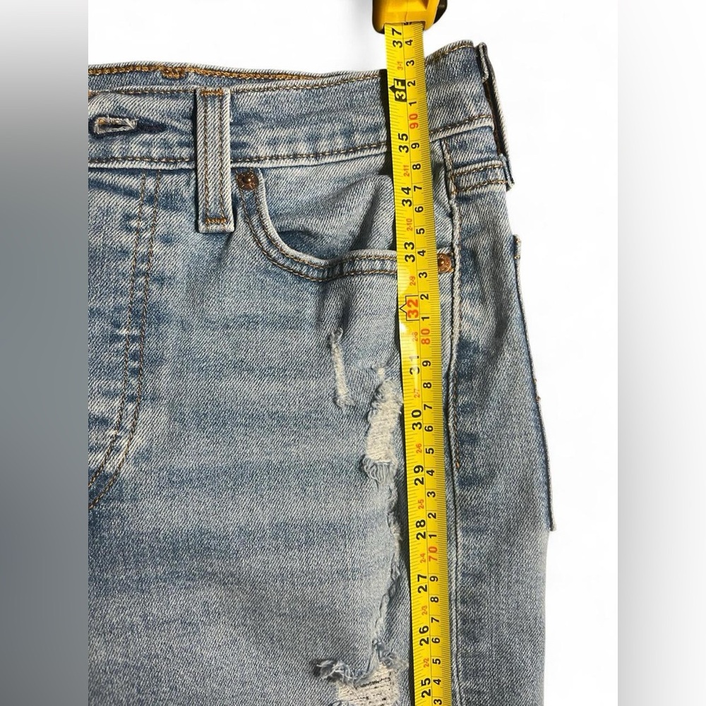 Levi's Women’s Light Wash Wedgie Straight Jeans - Picture 4 of 8